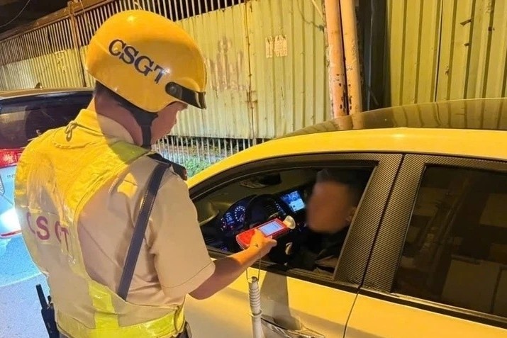 Uong 5 ly ruou, bao lau thi het con? hinh anh