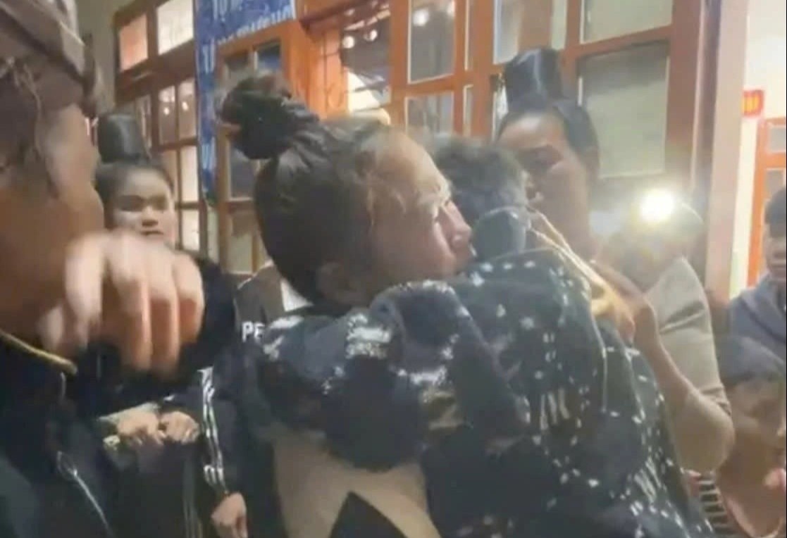 Giao vien nhot hoc sinh trong lop o Son La la do so suat hinh anh