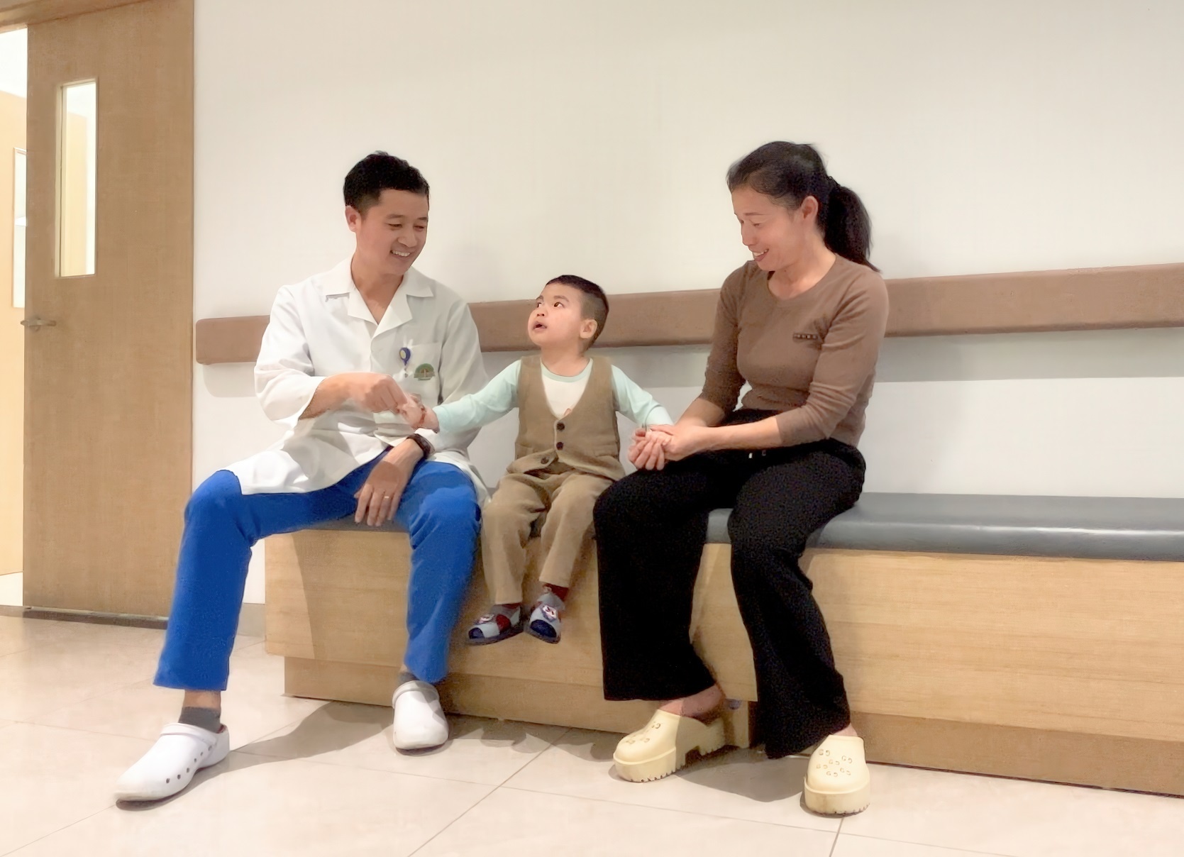 Be trai bi duoi nuoc anh 1