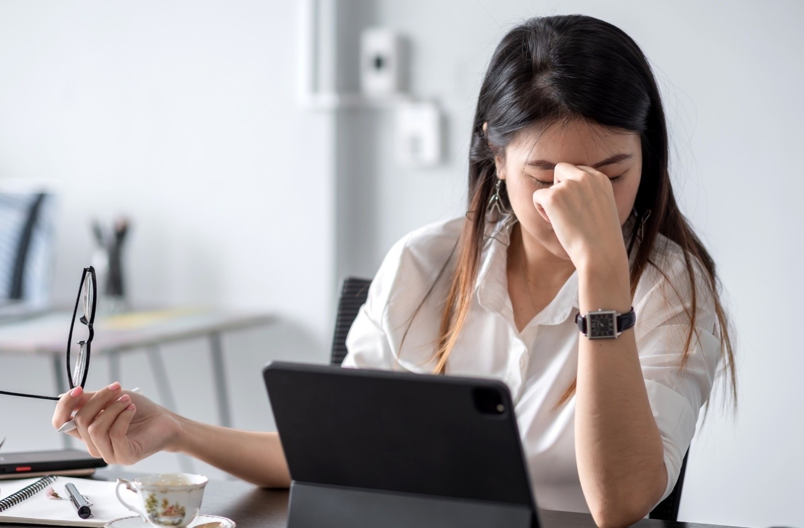 Bo Y te noi ve de xuat giam sat tam than nguoi chiu ap luc cong viec hinh anh