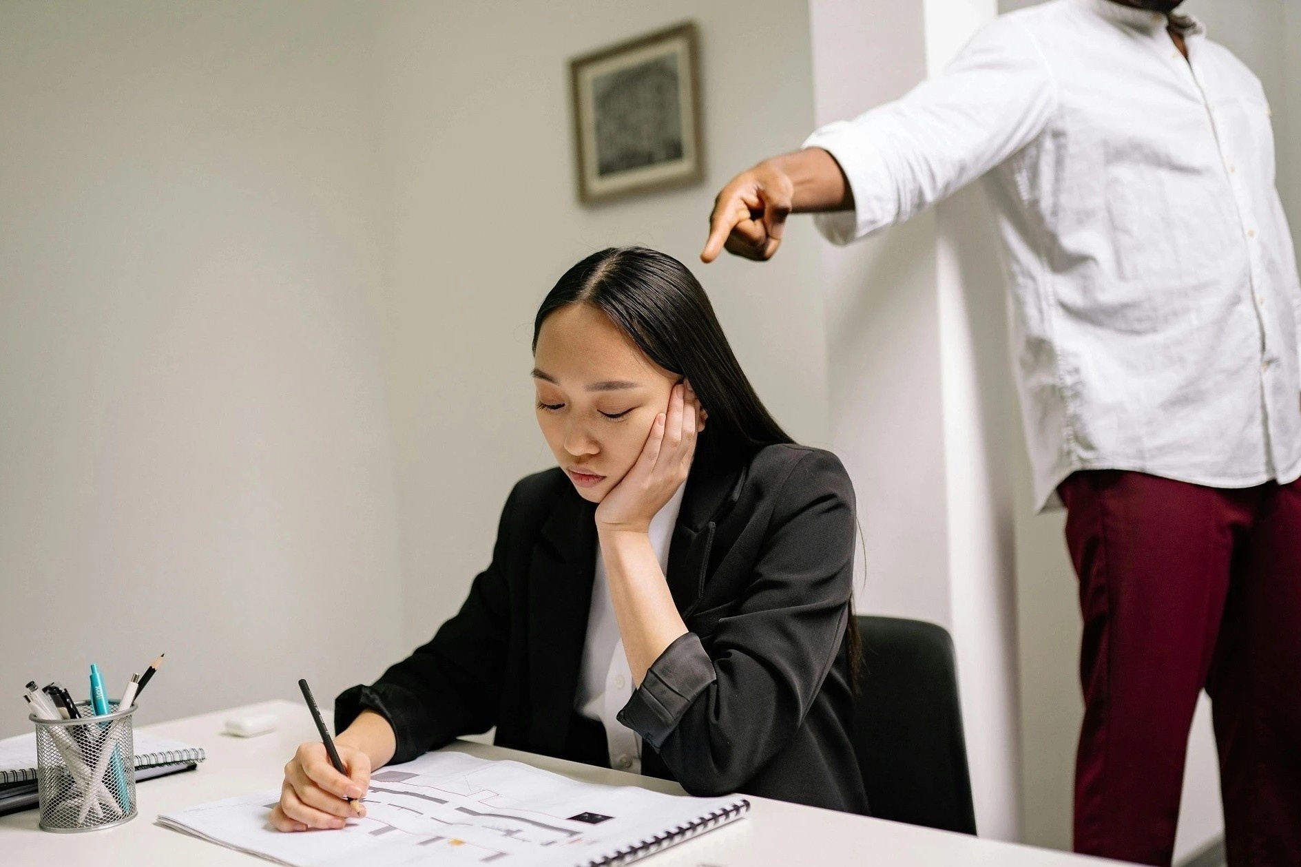 Vi sao nguoi thong minh, thanh dat van bi thao tung tam ly? hinh anh