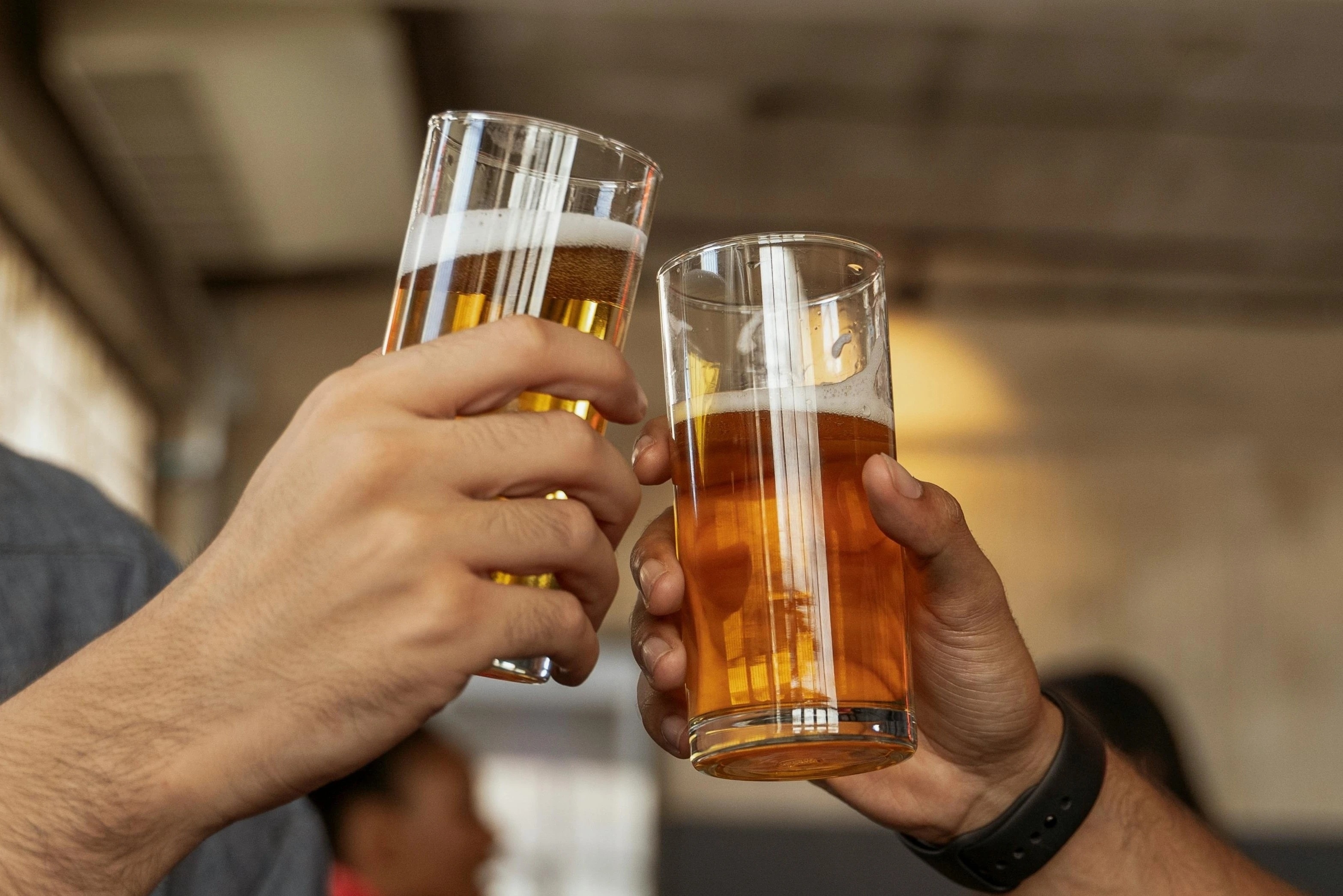 Vi sao uong ca chuc lon bia de hon uong vai chai nuoc loc? hinh anh