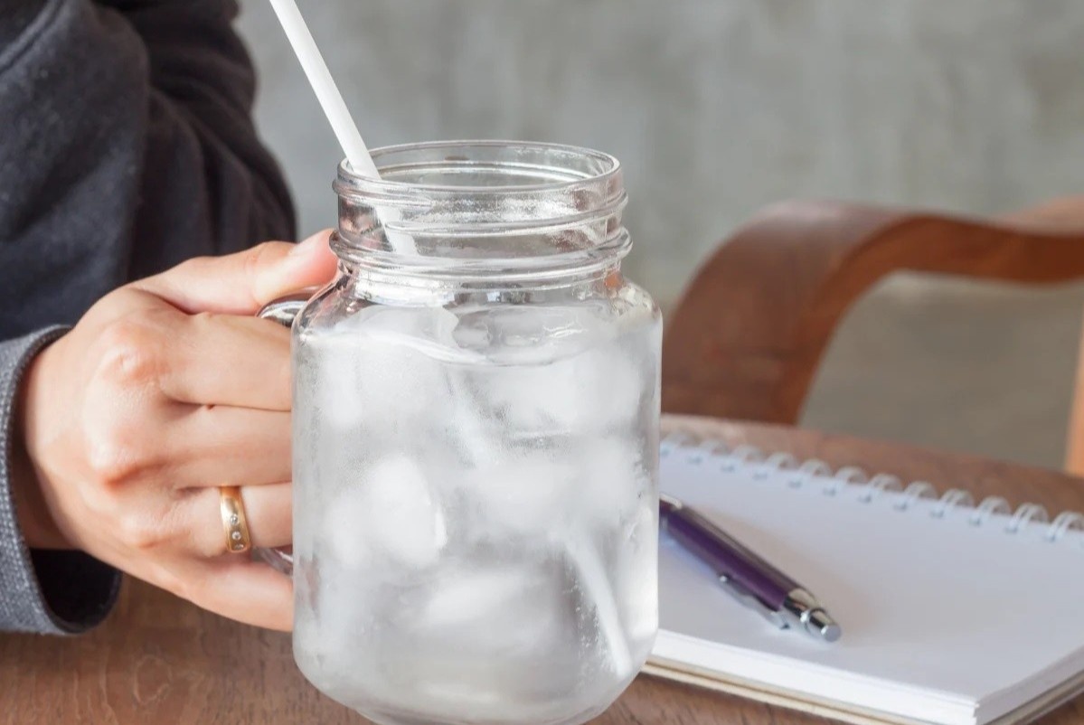 Uong nuoc lanh hay am: Dieu gi thuc su xay ra ben trong da day? hinh anh