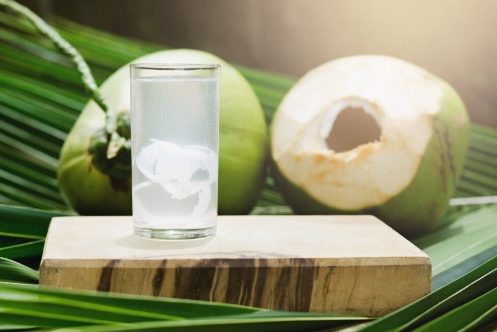 Thoi diem uong nuoc dua tot gap nhieu lan thuoc bo hinh anh