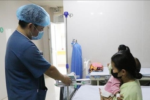 Be gai 15 thang tuoi bi oto lui can qua nguoi hinh anh