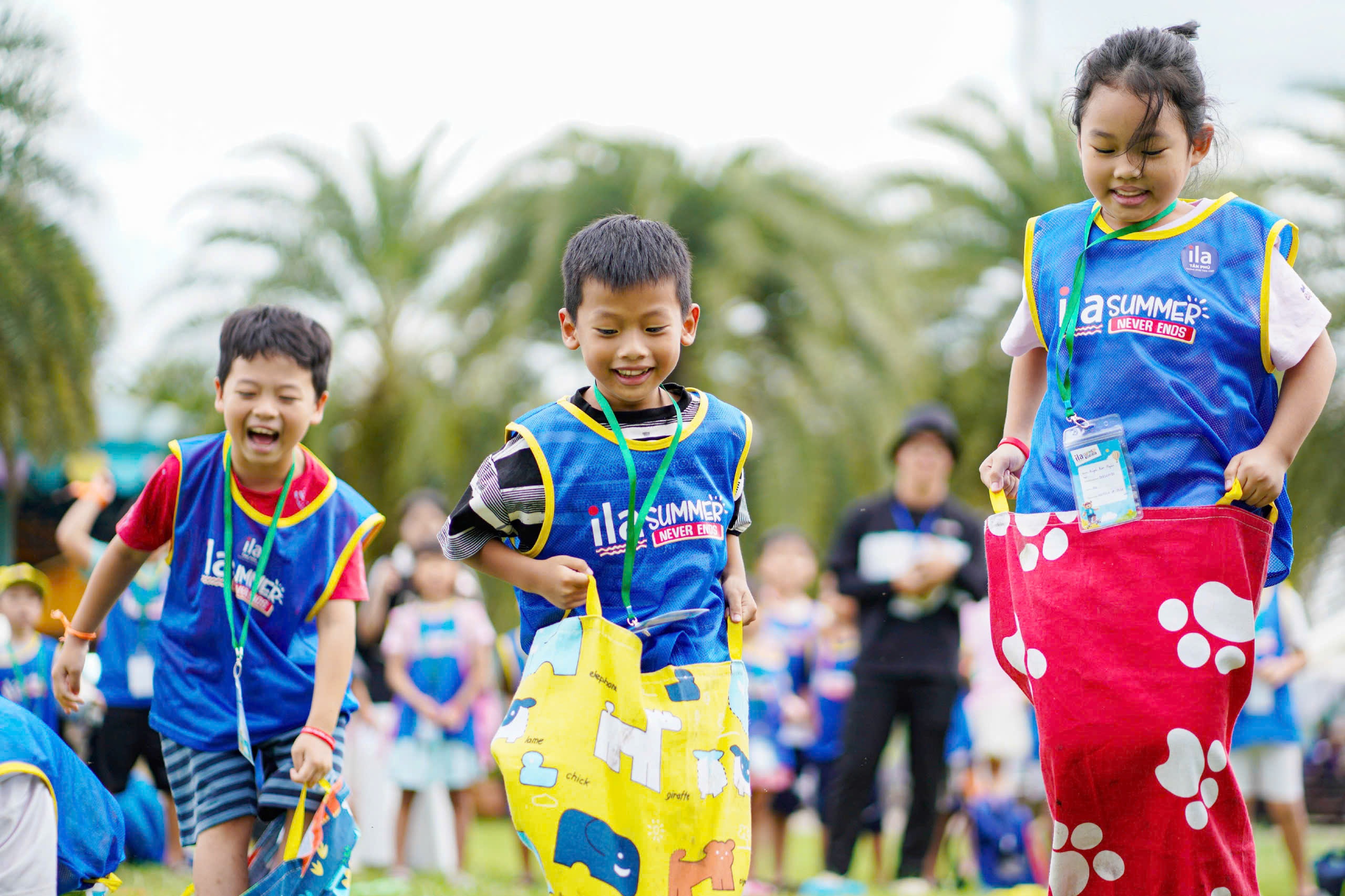 ‘Cha me truc thang’ hoc cach buong tay de con bay xa hinh anh