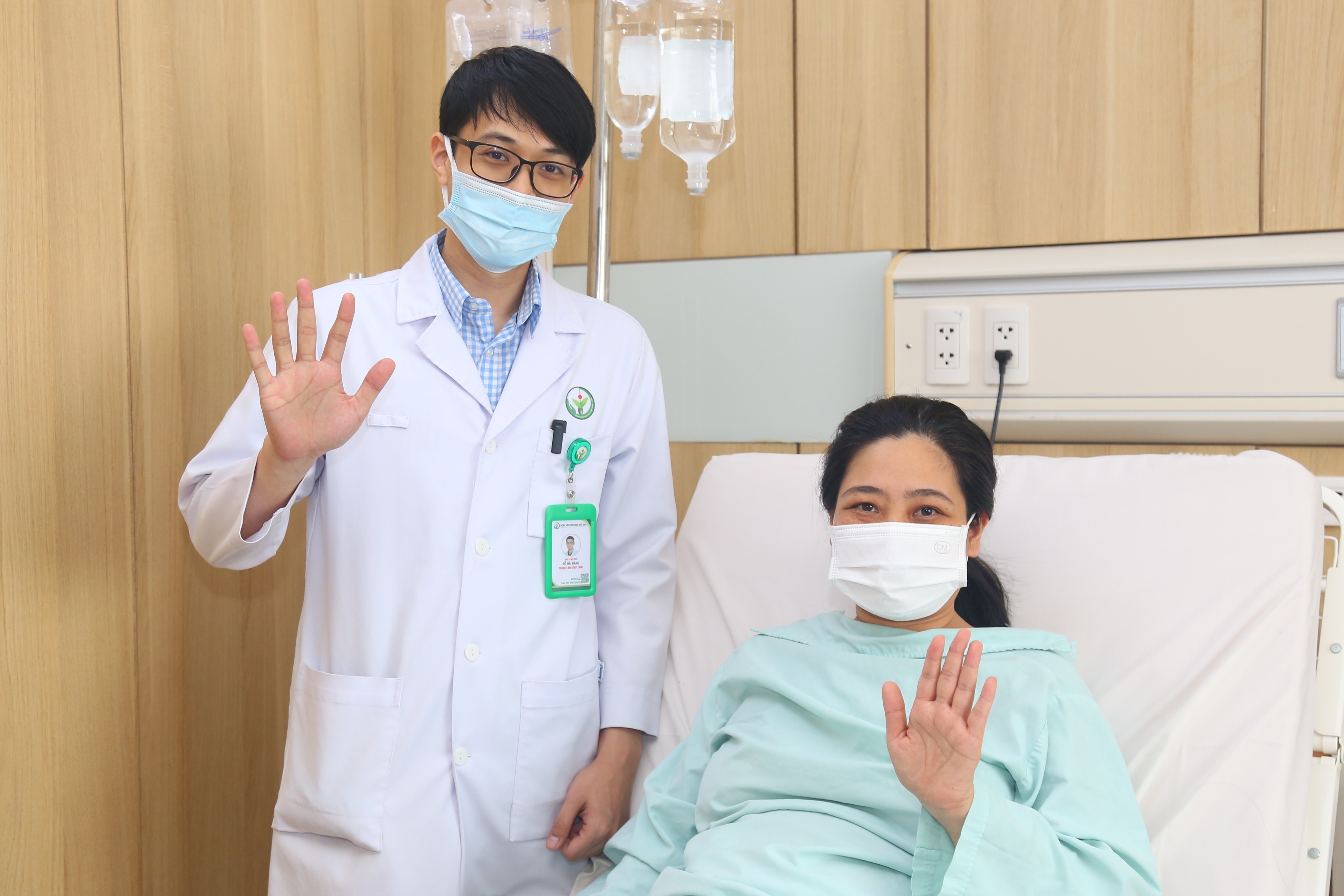 Ba benh nhan Viet xuc dong cam on gia dinh co gai Anh hinh anh