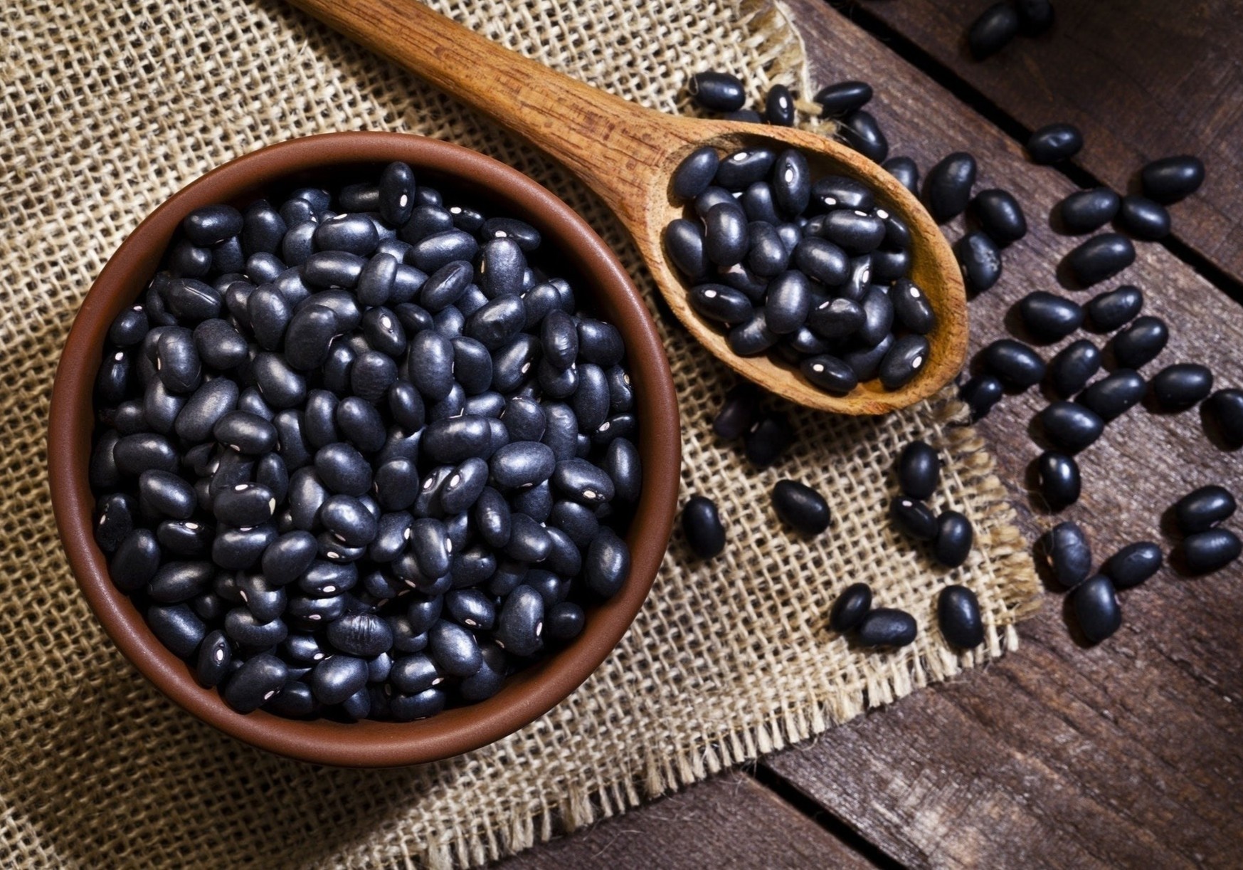 Loai hat mau den duoc menh danh bo than hang dau hinh anh