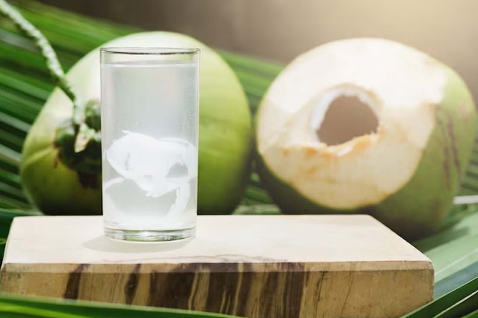 Dieu gi xay ra voi co the khi uong nuoc dua moi sang? hinh anh