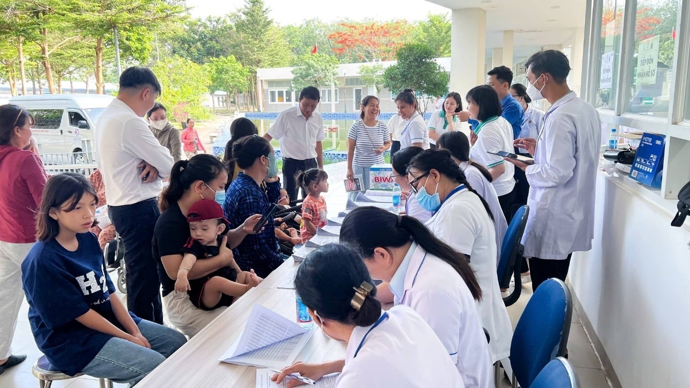 Kham suc khoe tre em anh 1