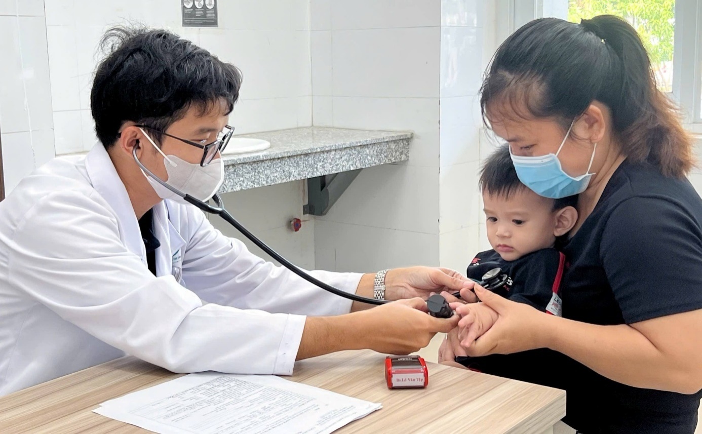 Mot xa o TP.HCM kham suc khoe khoi dau cho tre duoi 2 tuoi hinh anh