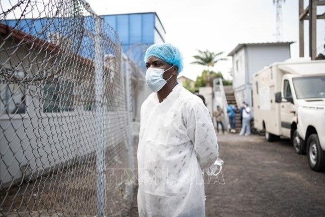 Dich Ebola bung phat, di may bay luc nay co an toan? hinh anh