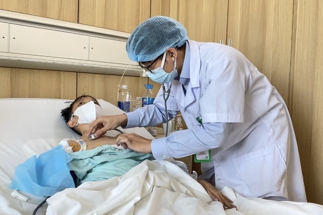 Hai anh chi mat vi xo gan, nam sinh 16 tuoi hoi sinh nho ghep gan hinh anh