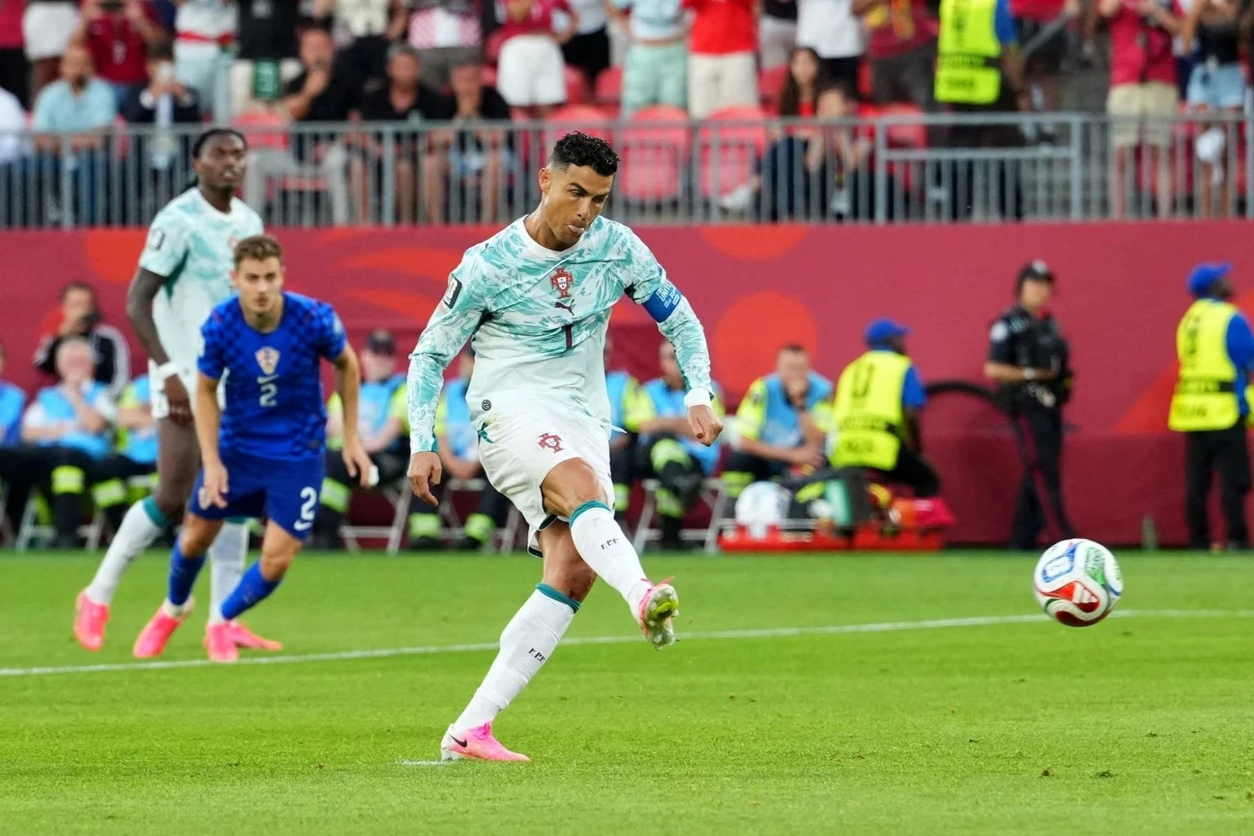Dia nguc tam ly tren cham 11 m tai World Cup hinh anh