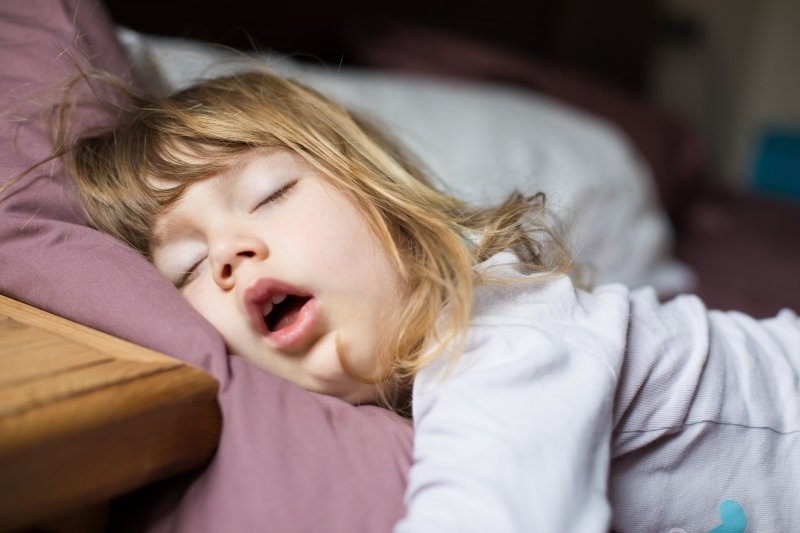 Trẻ ngủ há miệng có nguy hiểm không?