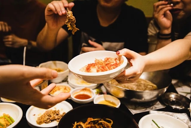 Ăn chung mâm, dùng chung nước chấm có lây viêm gan B không?