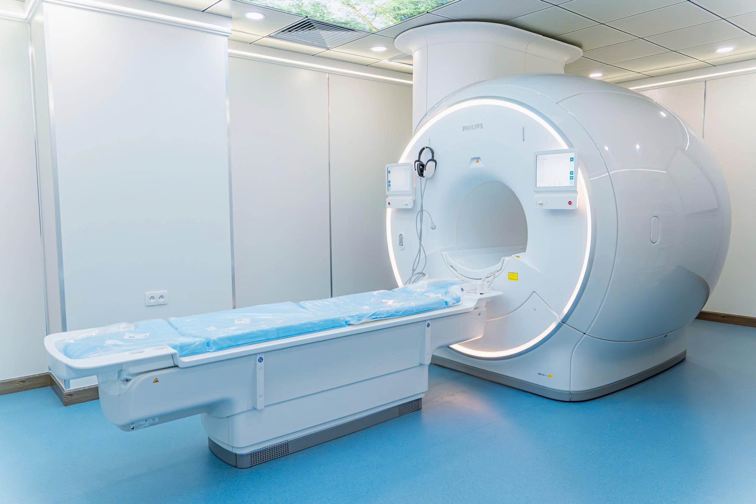 'Mắt thần' MRI 3.0 Tesla tích hợp AI tại FV: Chụp nhanh hơn, êm ái hơn