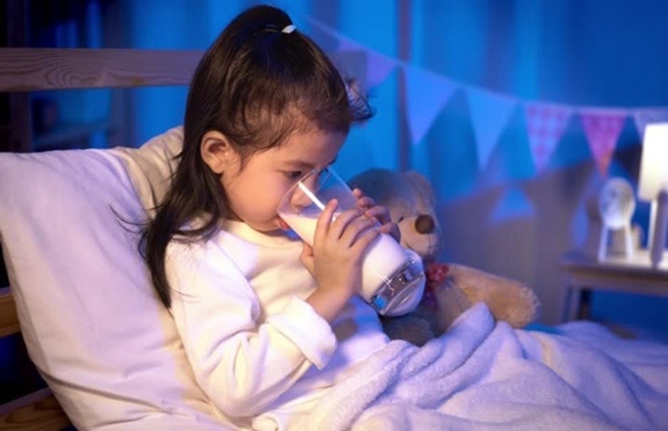 Thời điểm uống sữa buổi tối mang lại nhiều lợi ích