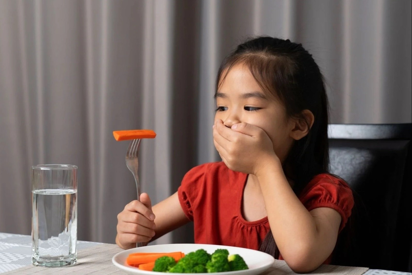 Vì sao trẻ tập ăn thường né tránh rau xanh?