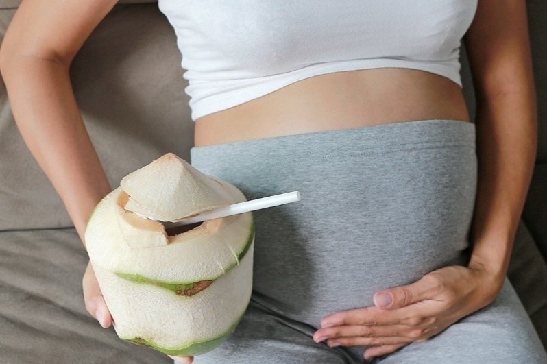 Mẹ bầu mấy tháng có thể uống nước dừa?