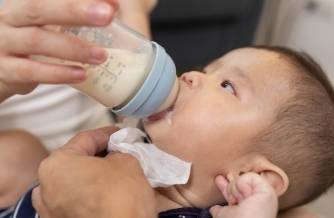 Trẻ sơ sinh cần bao nhiêu sữa mỗi ngày?
