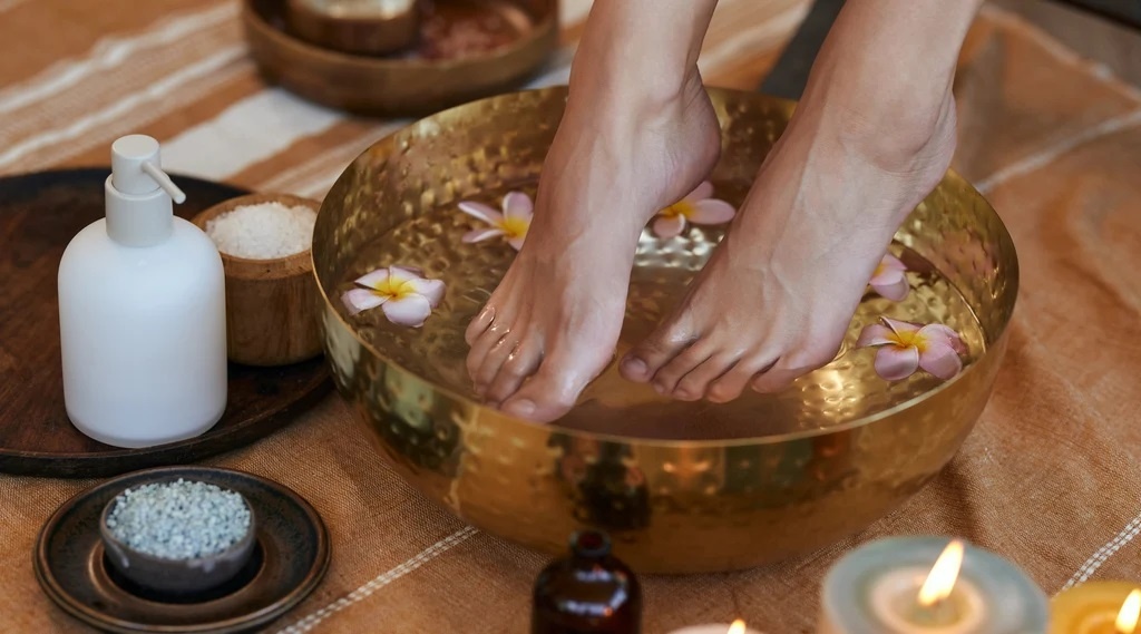 Ng&acirc;m ch&acirc;n nước ấm ảnh 1
