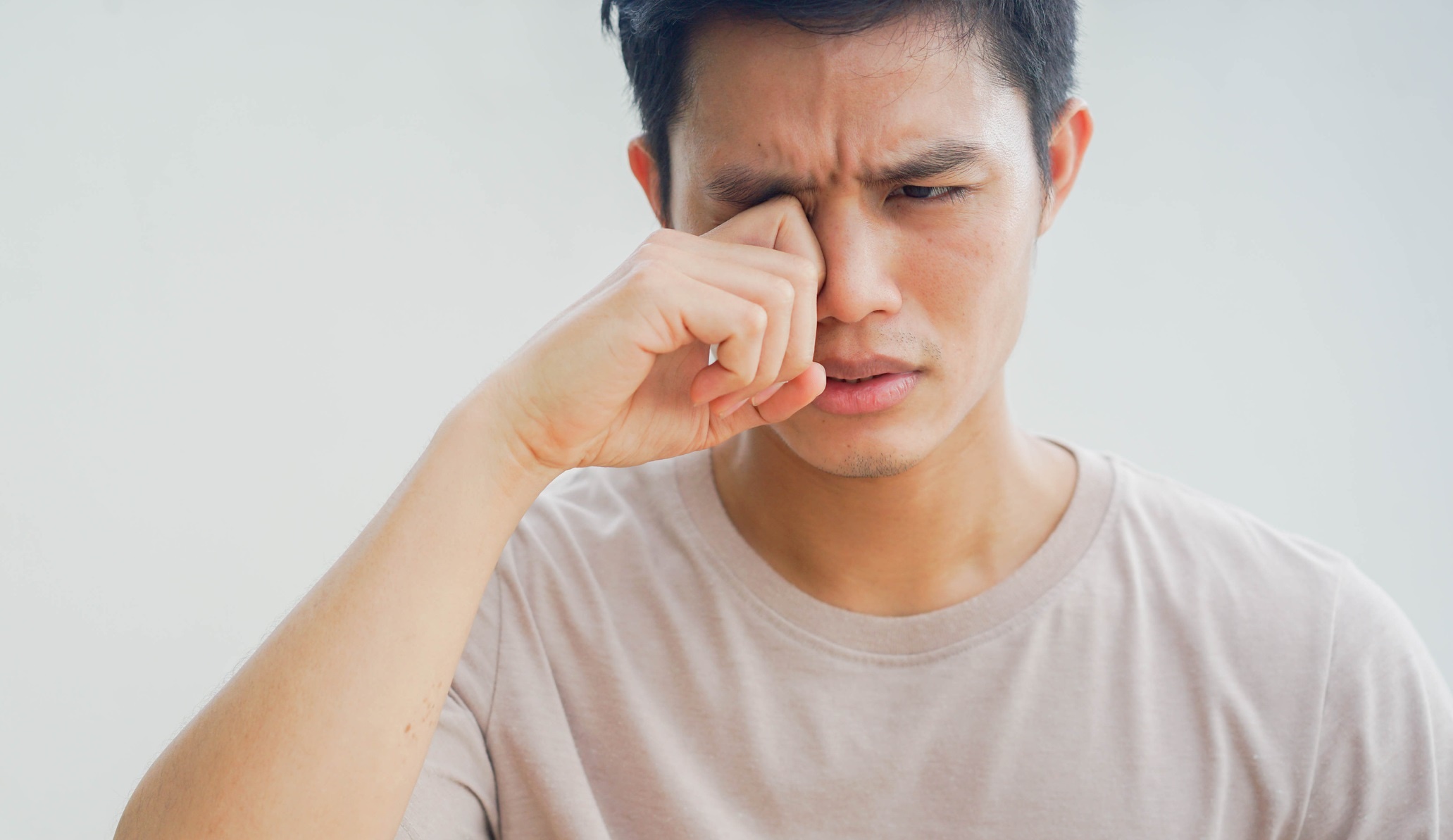 Gh&egrave;n v&agrave;ng d&iacute;nh mi mắt ảnh 1