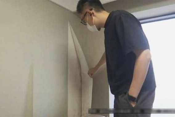 3 người đổ bệnh dù ở nhà mới, gia chủ sững sờ khi bóc giấy dán tường
