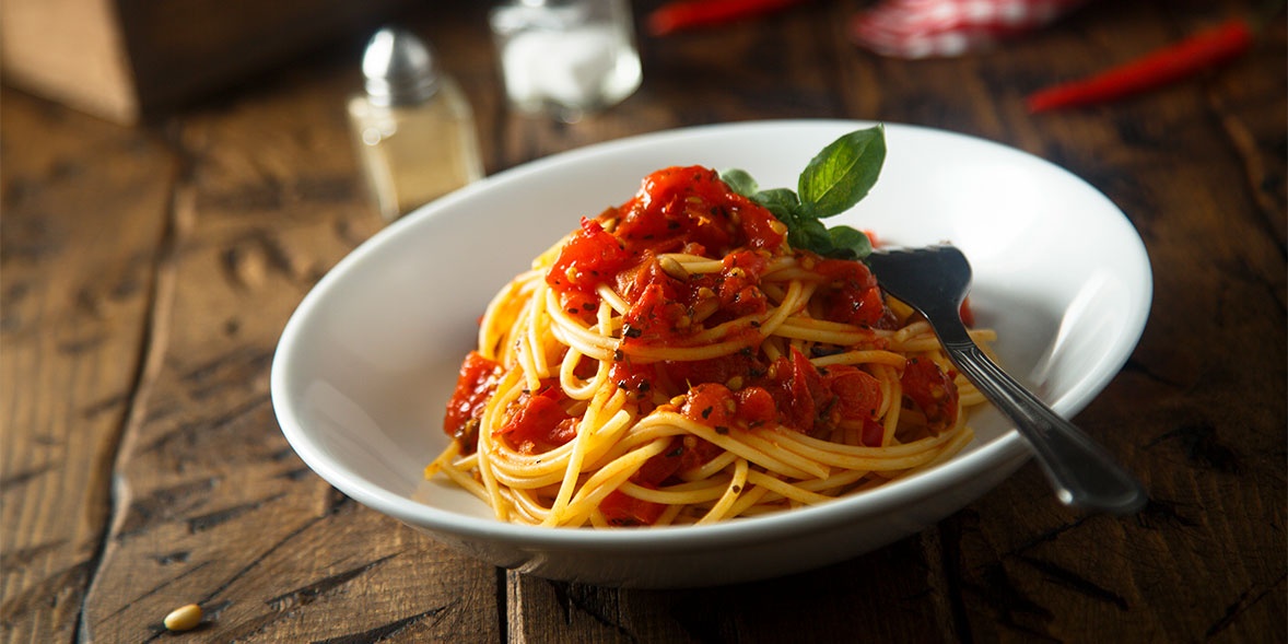 Lam phat o Anh duoc phoi bay qua mon mi Y sot ca chua hinh anh