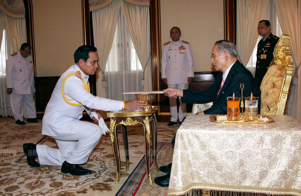 thủ tướng Thái Lan quỳ lạy quốc vương ảnh 6 thu tuong Thai Lan quy lay quoc vuong anh 6