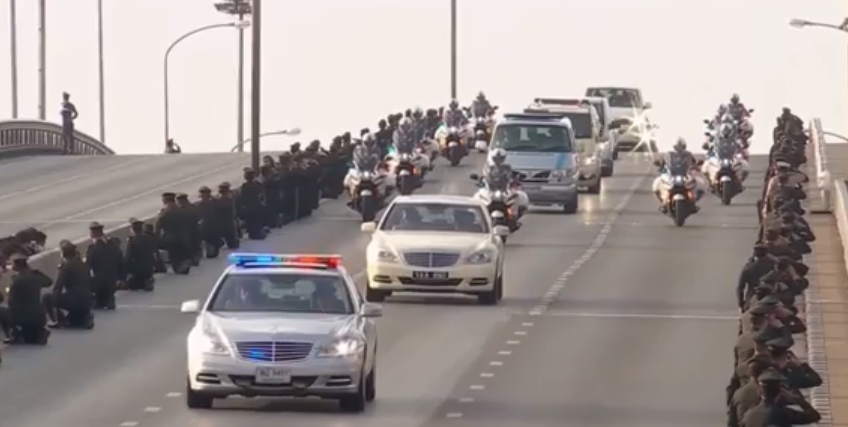 Xe ruoc linh cuu Vua Bhumibol roi benh vien ve Cung dien hinh anh