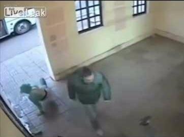 'Soai ca' cuu phu nu bi danh tai tram xe buyt o Nga hinh anh