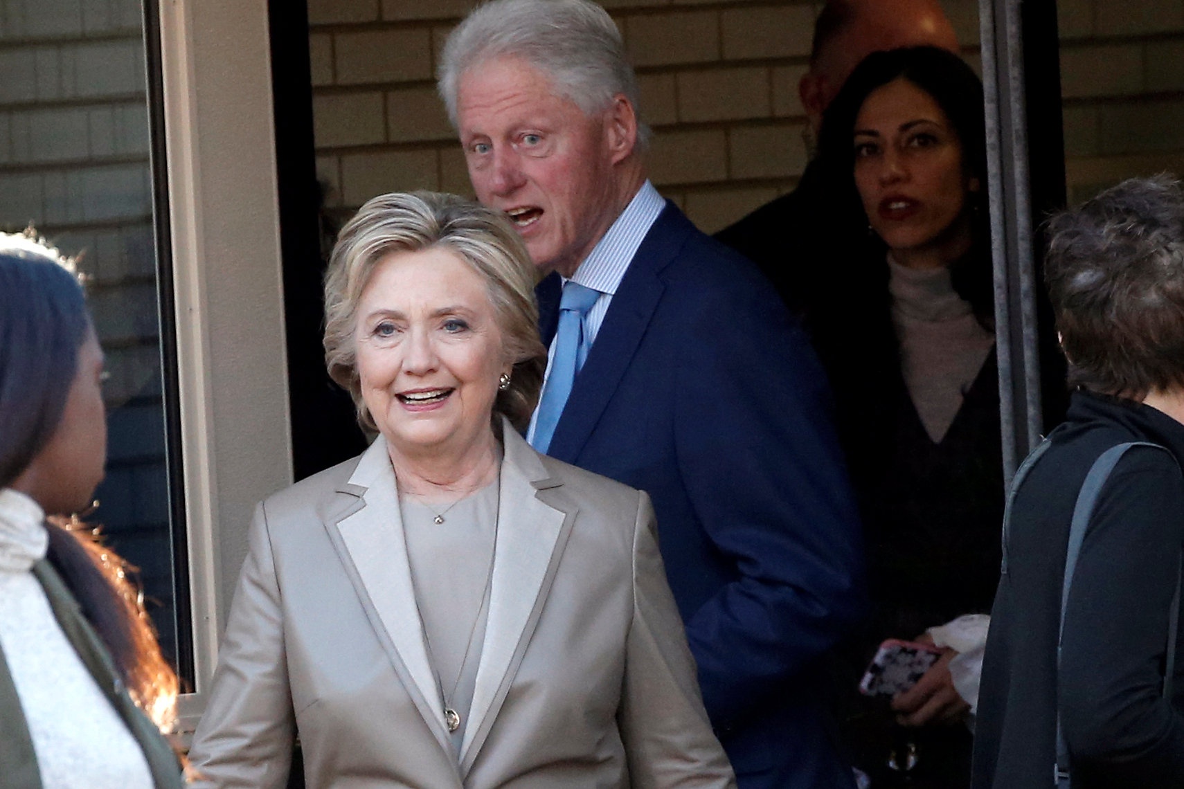 Vo chong Clinton di bo phieu tai New York hinh anh