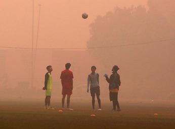 Hon 1 trieu hoc sinh An Do phai o nha vi o nhiem khong khi hinh anh