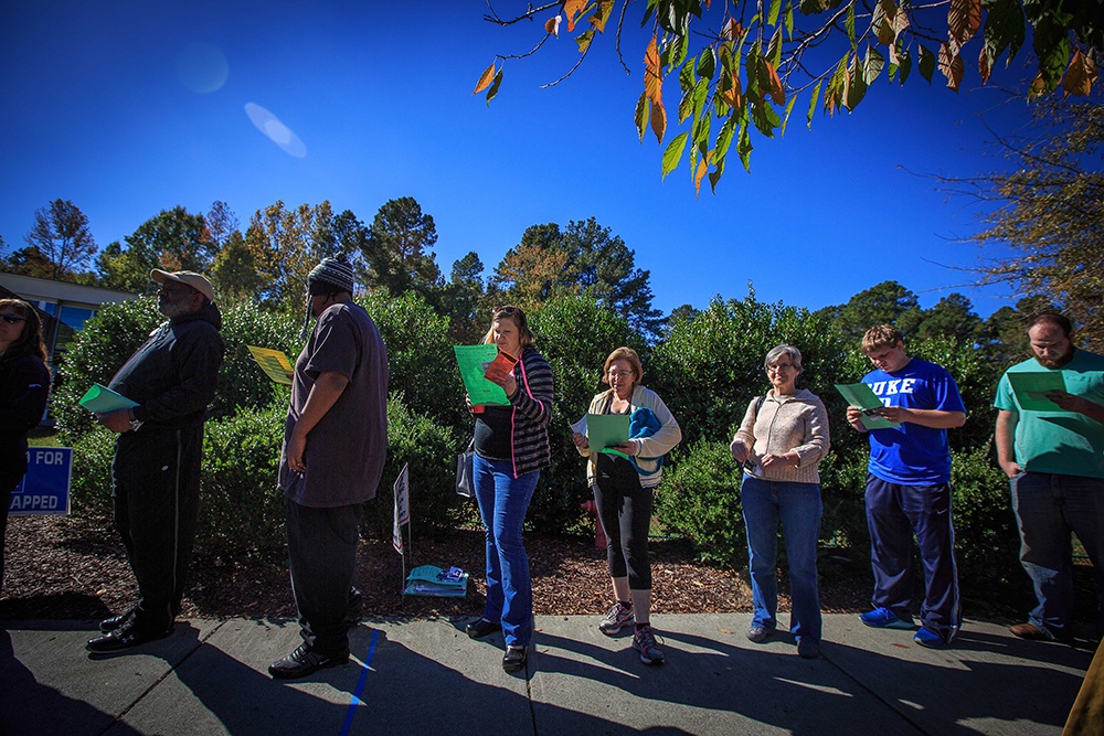 ‘Di bo phieu, chung toi co nen mang sung?’ hinh anh