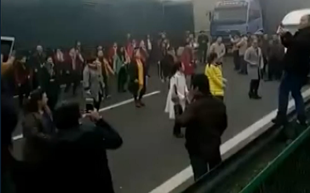 Ket xe hang gio, phu nu Trung Quoc bat nhac nhay flashmob hinh anh