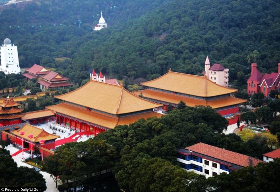 ngoi lang Hoa Tay giau nhat Trung Quoc anh 7