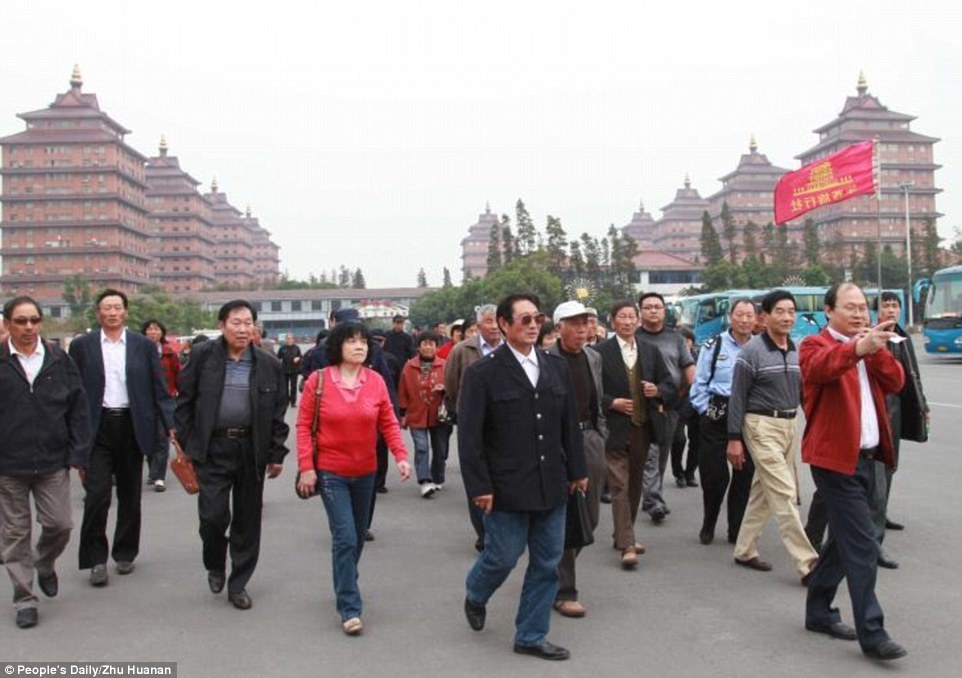 ngoi lang Hoa Tay giau nhat Trung Quoc anh 14