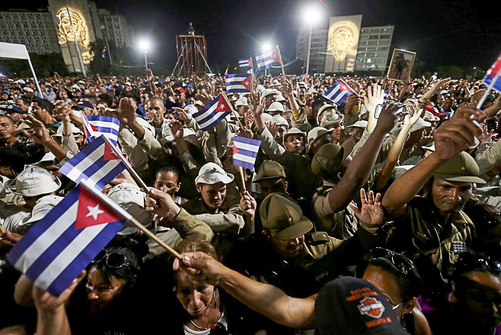 Bien nguoi tuong nho lanh tu Fidel Castro o Havana hinh anh