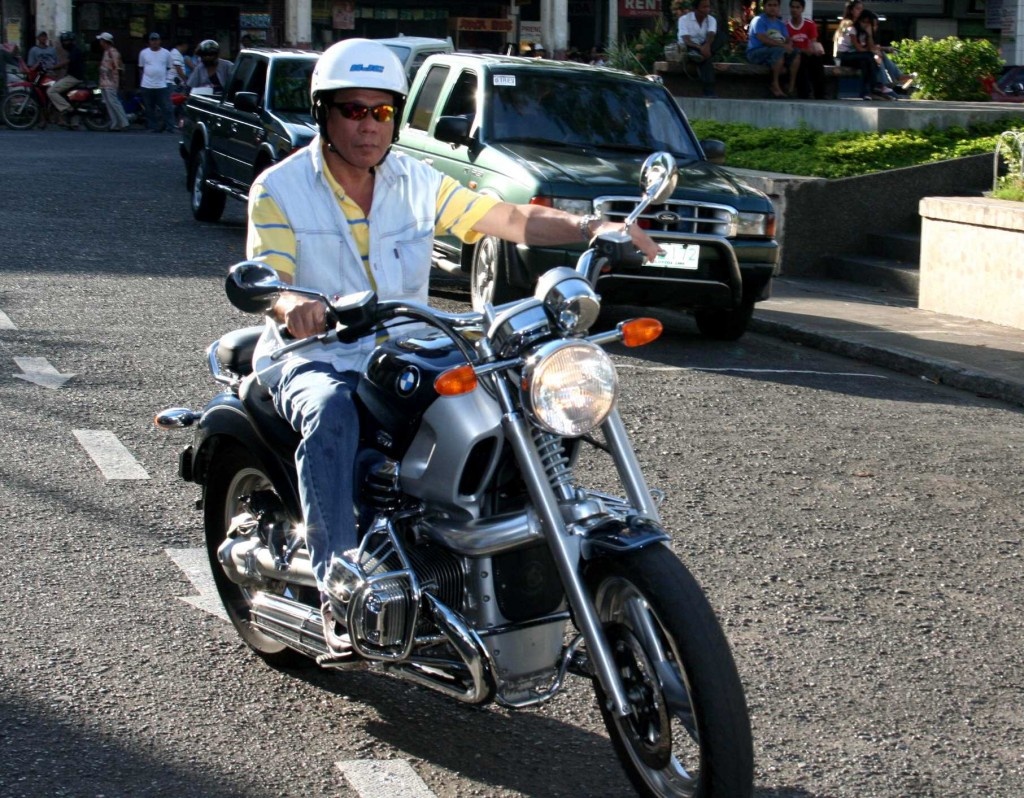 Duterte thich lai xe mo to anh 1