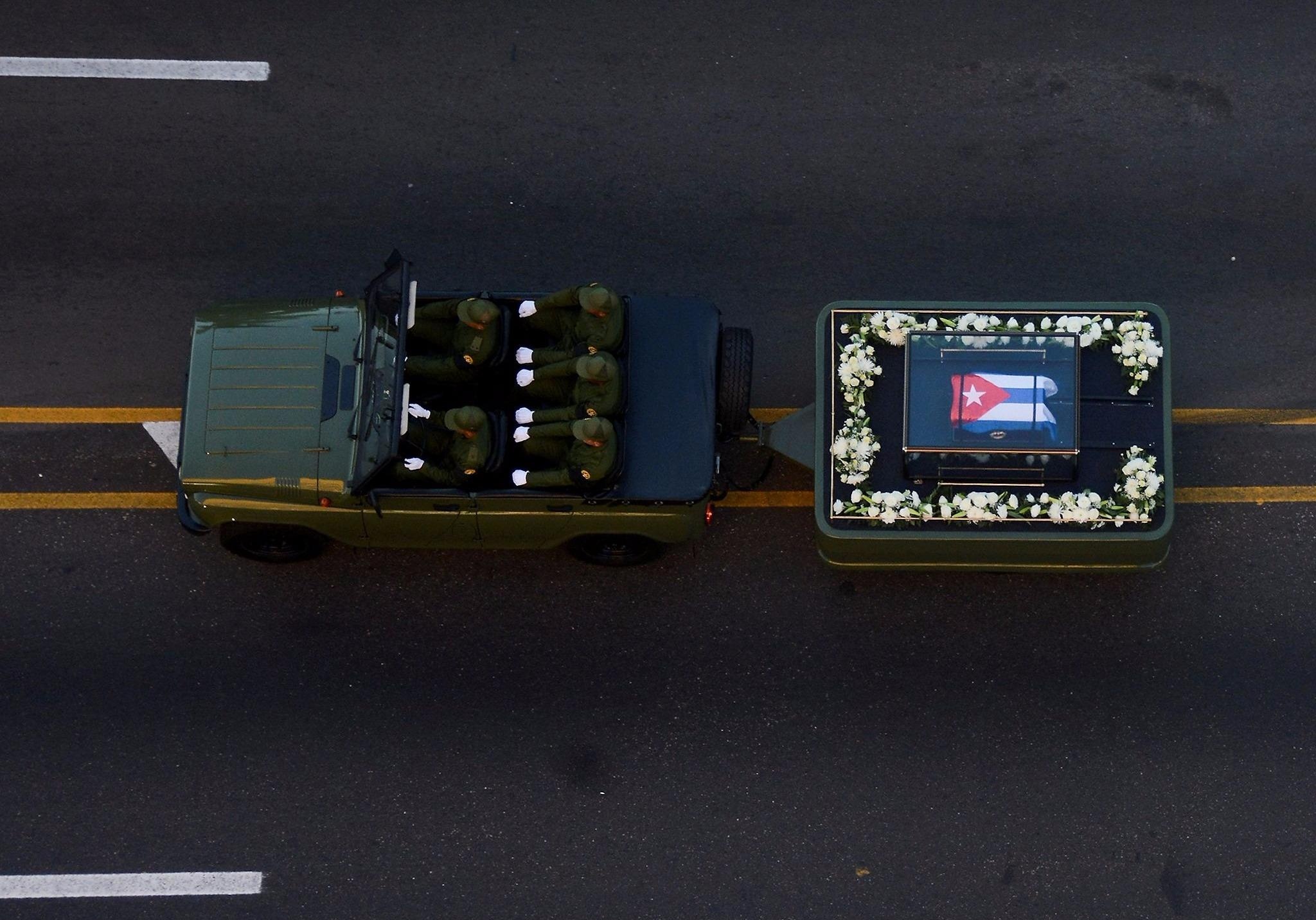 Doan xe tang dua lanh tu Fidel Castro ve chiec noi cach mang hinh anh