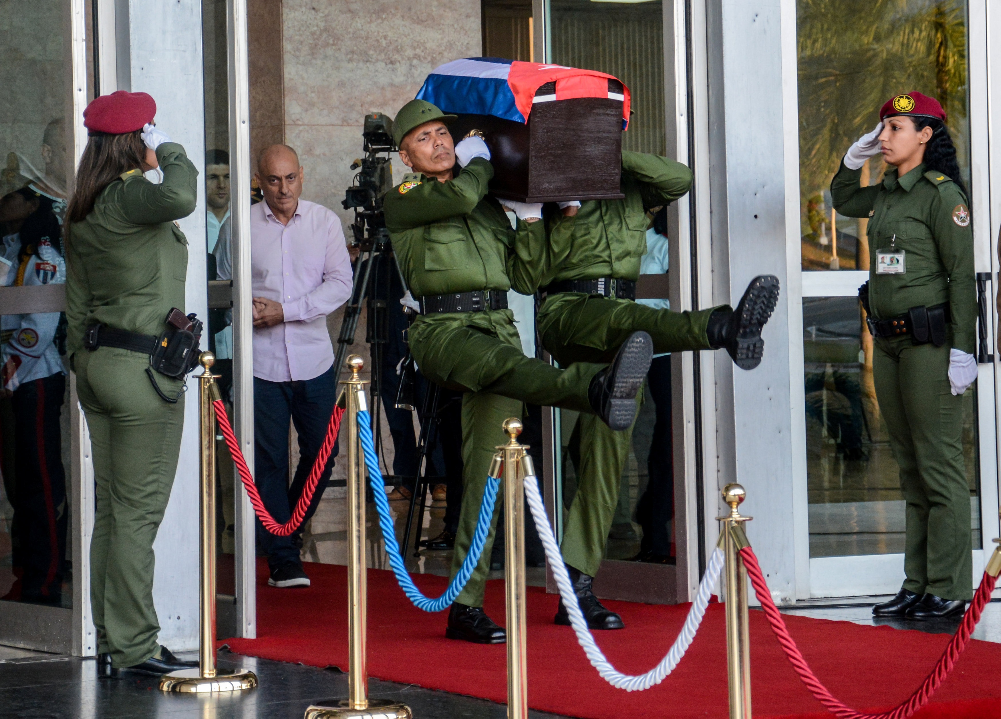 doan xe cho tro cot Fidel Castro anh 1