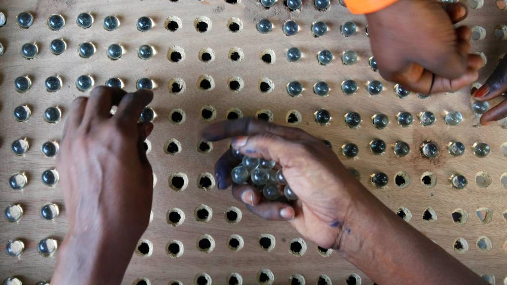 Bau cu tong thong bang bi ve o Gambia hinh anh