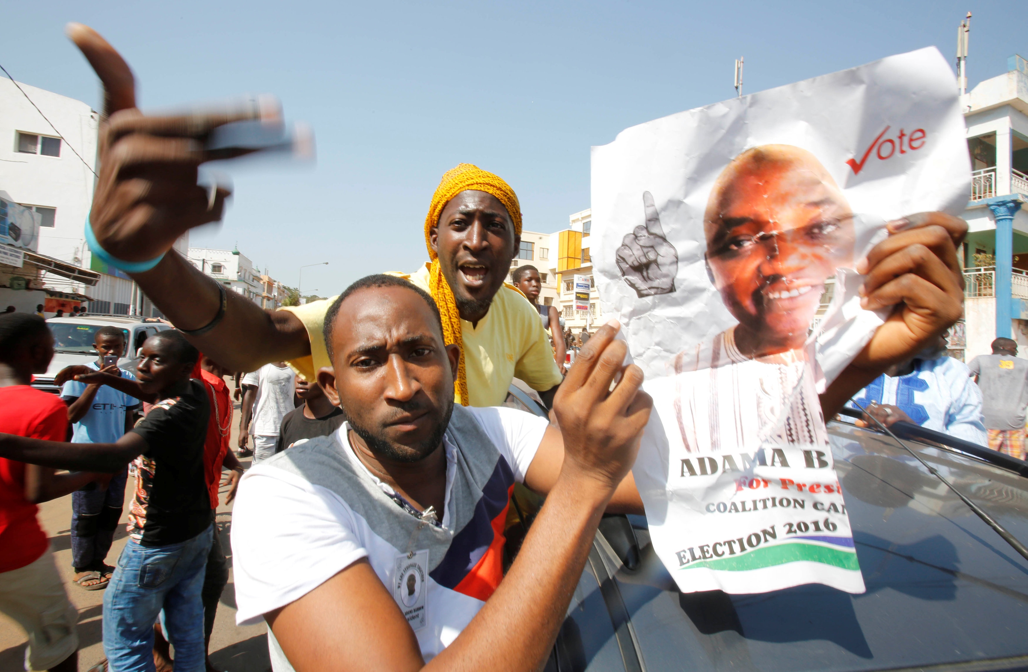 Dan Gambia an mung 'tong thong ty nam' bi lat do hinh anh