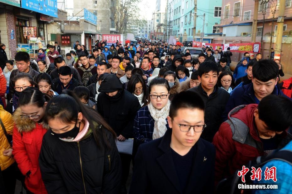 thi cong chuc o Trung Quoc anh 2