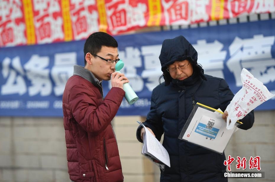 thi cong chuc o Trung Quoc anh 4