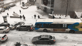 Xe co chay nhu truot bang, tong nhau tren pho o Canada hinh anh