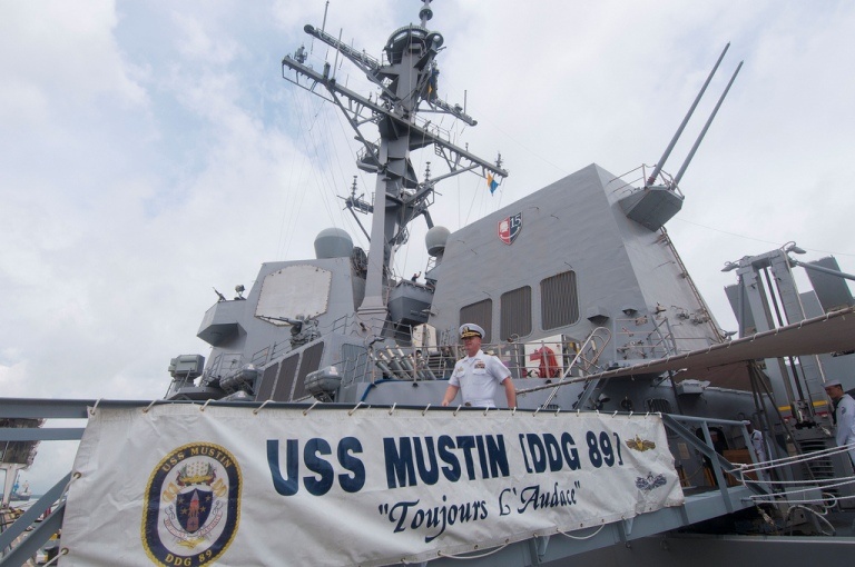 My dua tau khu truc USS Mustin toi Cam Ranh hinh anh