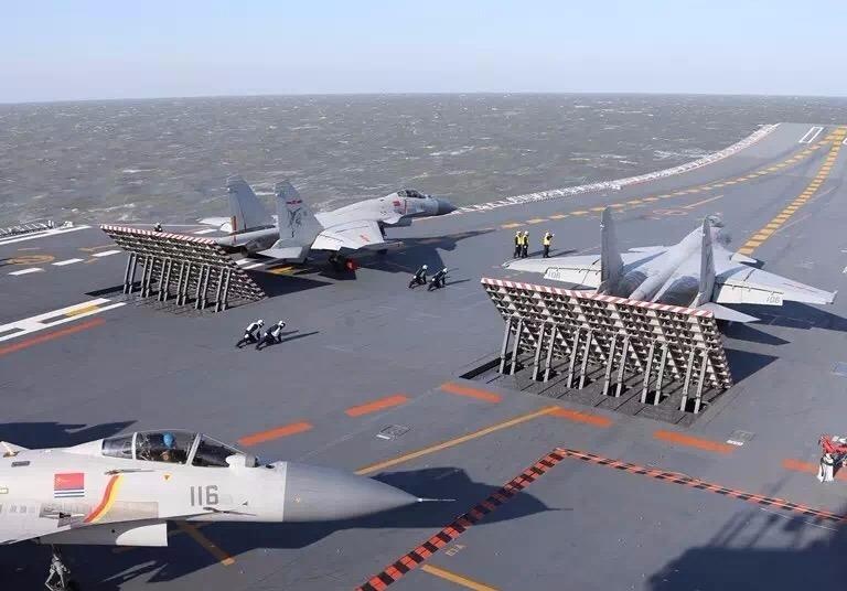 Tau san bay Trung Quoc lan dau tap tran ban dan that hinh anh