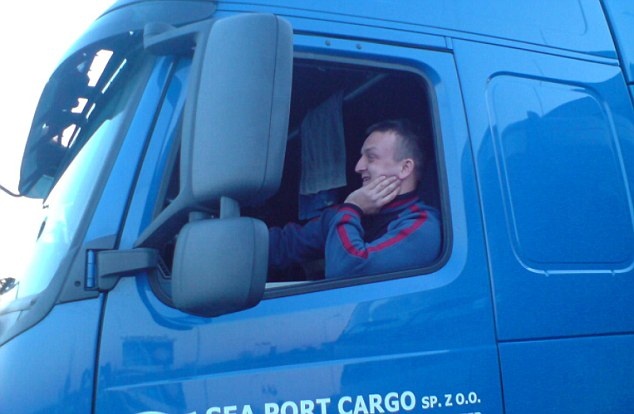 Phut cuoi cua tai xe bi hai tren chiec xe lao vao cho o Duc hinh anh